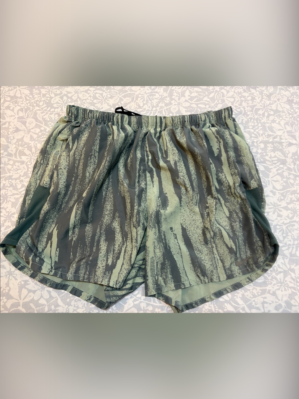 Nike Men's Performance Athletic Shorts in green / gray